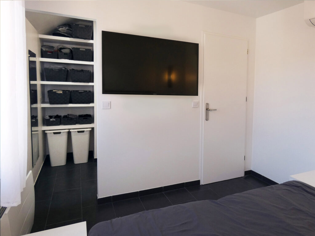 etage-chambre-parentale-television