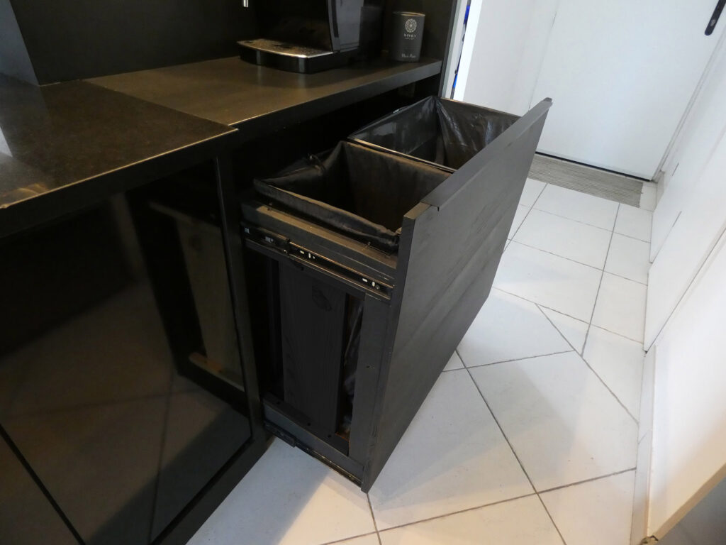 maison à vendre les Molières cuisine poubelle 100 litres