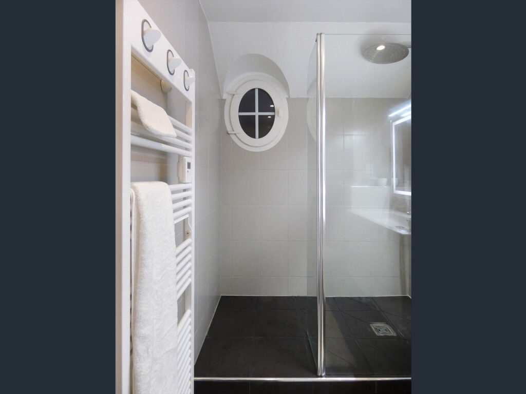 maison à vendre les Molières salle de bain accès douche