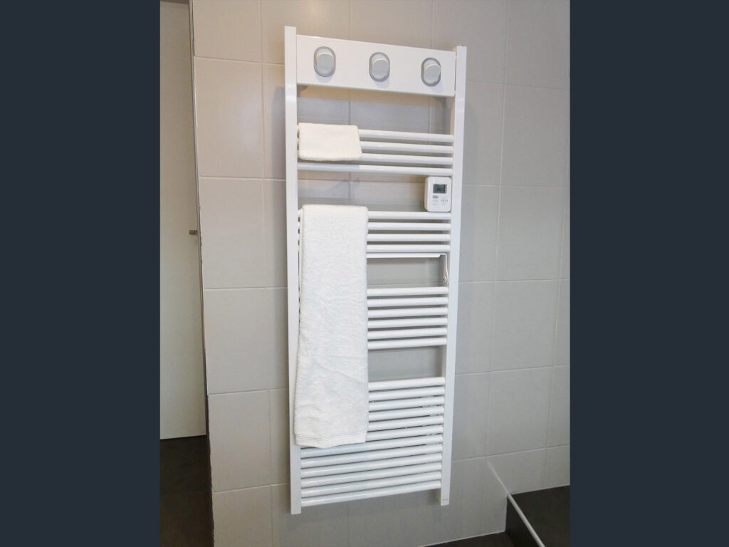 maison à vendre les Molières salle de bain radiateur porte serviette