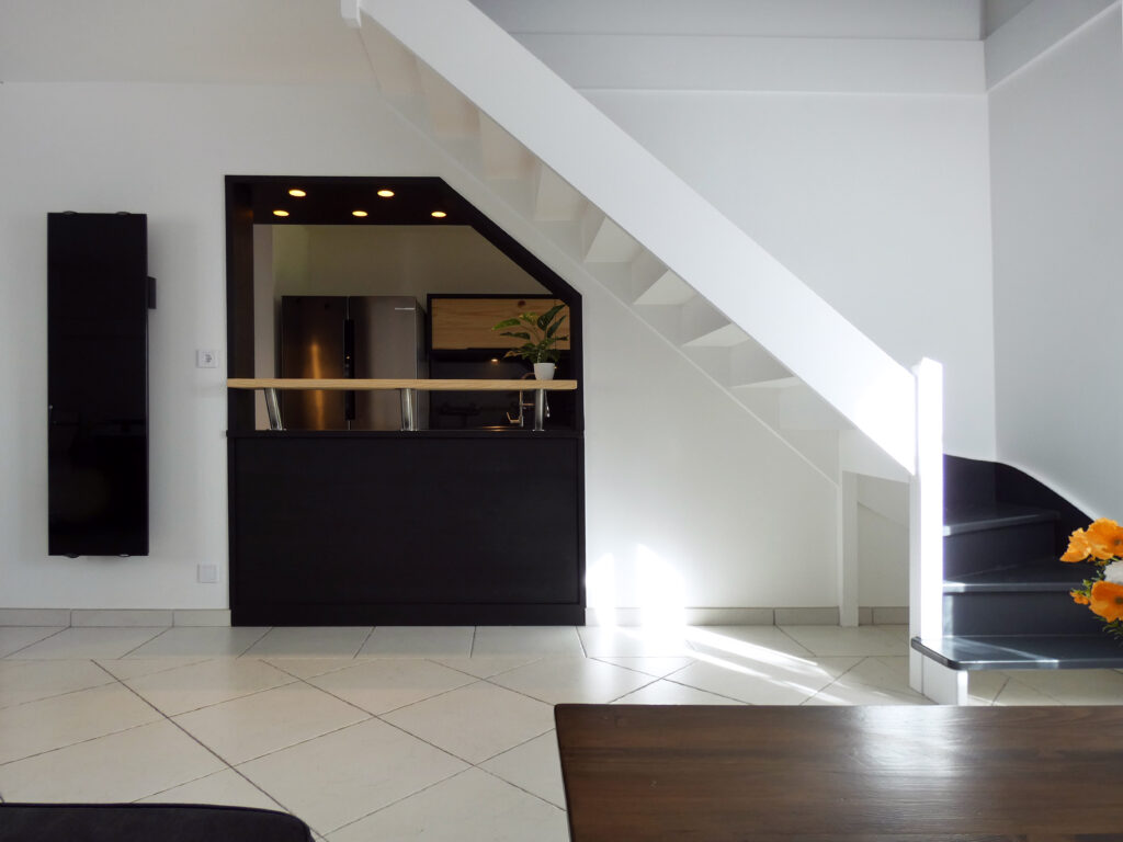 sejour-lumineux-entree-canape-cuisine