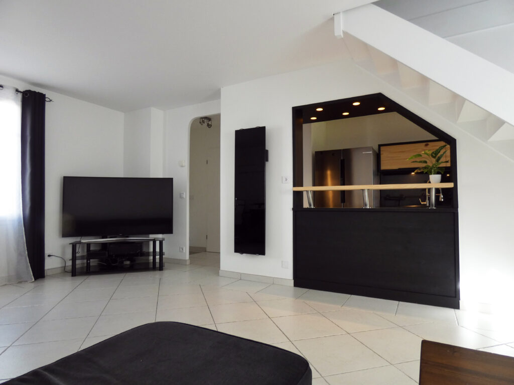 sejour-lumineux-entree-canape-rue