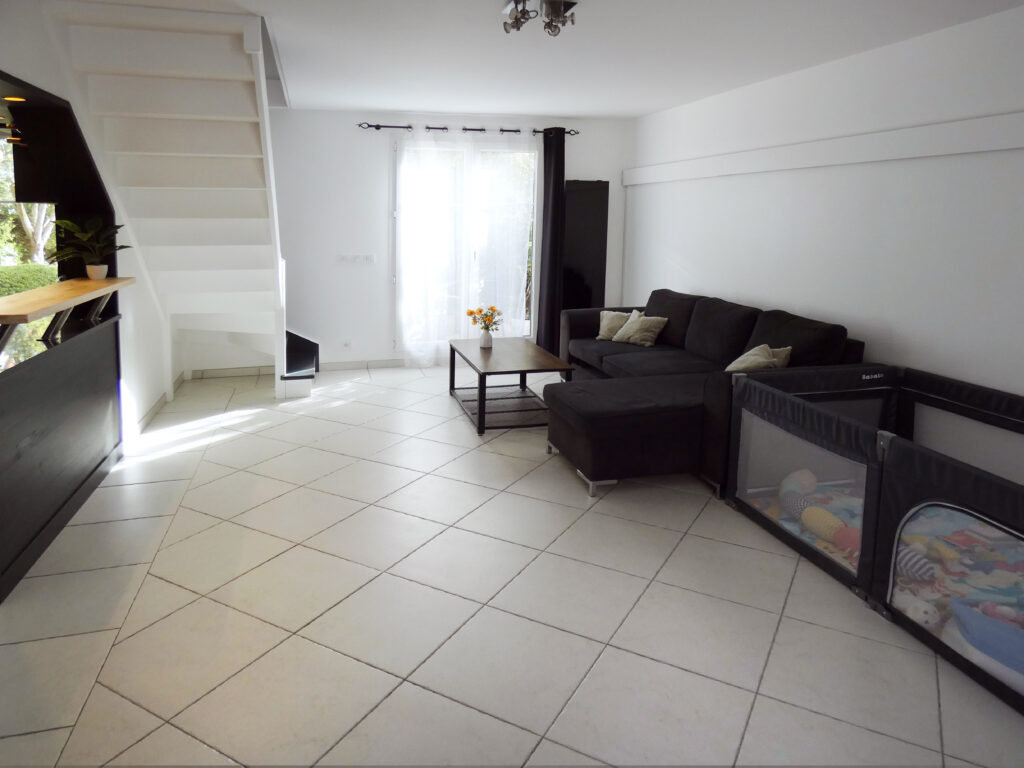 sejour-lumineux-entree-rue