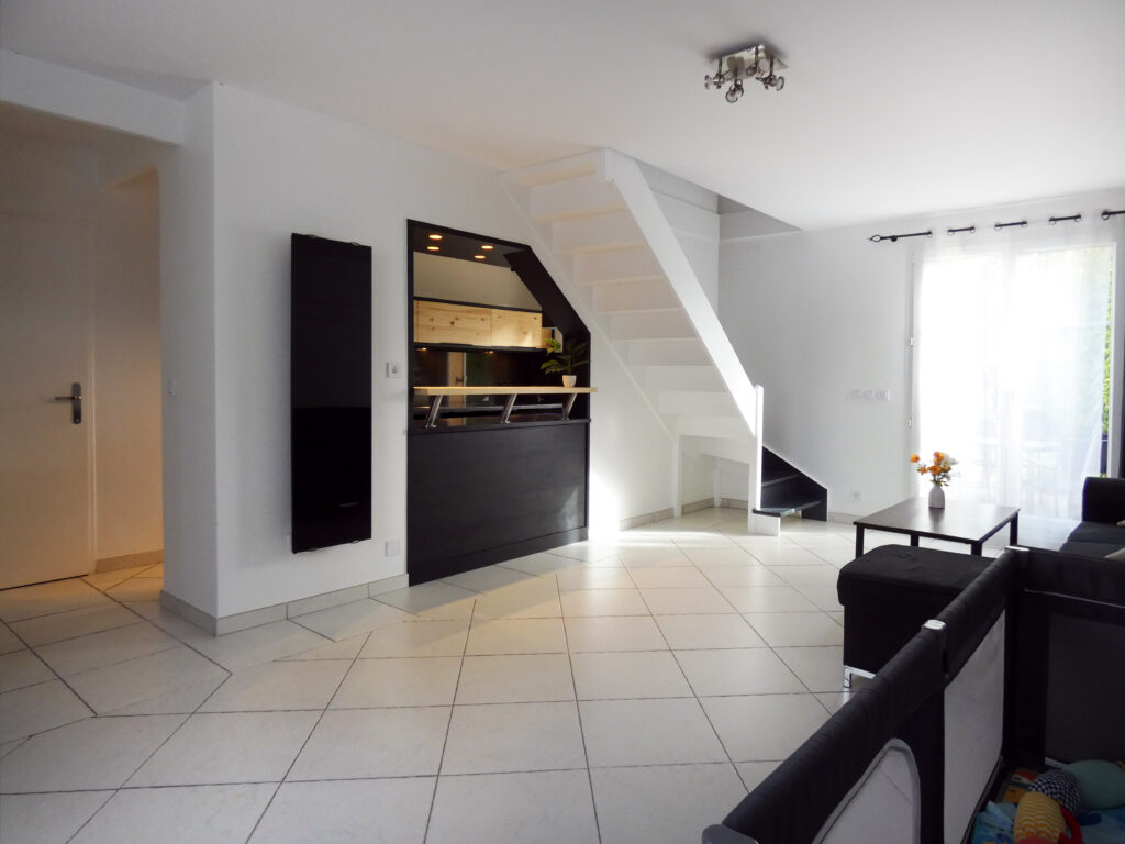 sejour-lumineux-entree-rue-cuisine