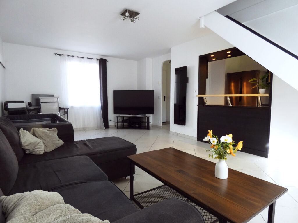 sejour-lumineux-terrasse-canape-rue